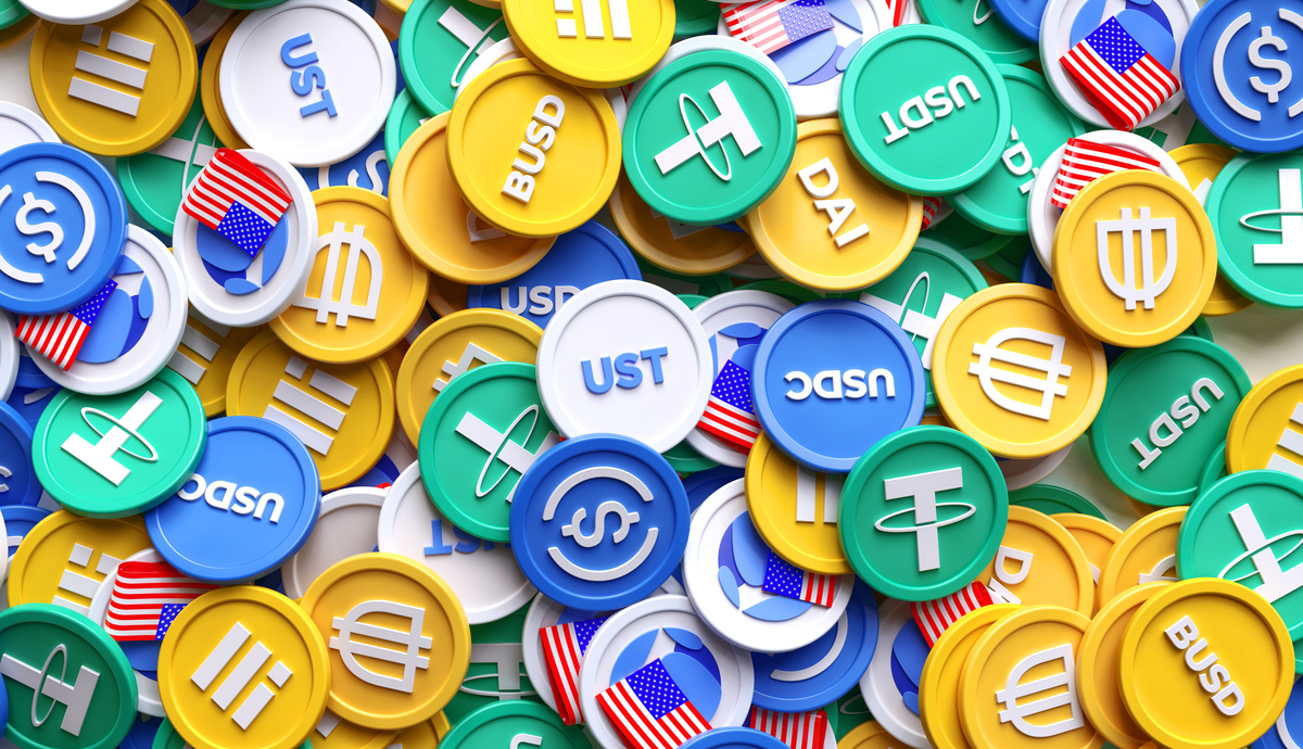 várias criptomoedas stablecoins sob uma mesa