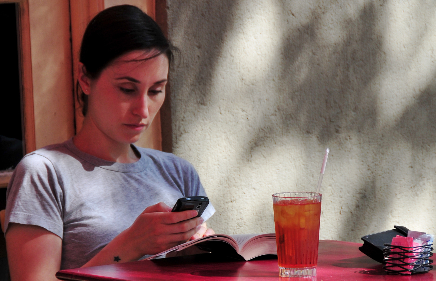 Image illustration for article on financial advice given by AI to younger people in the UK.